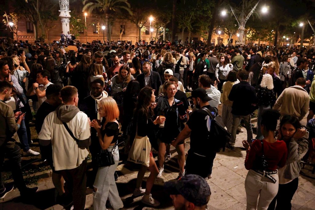 Imagen del Passeig Lluis Companys de Barcelona donde cientos de personas se concentran tras el fin del estado de alarma. EFE/Quique Garcia.