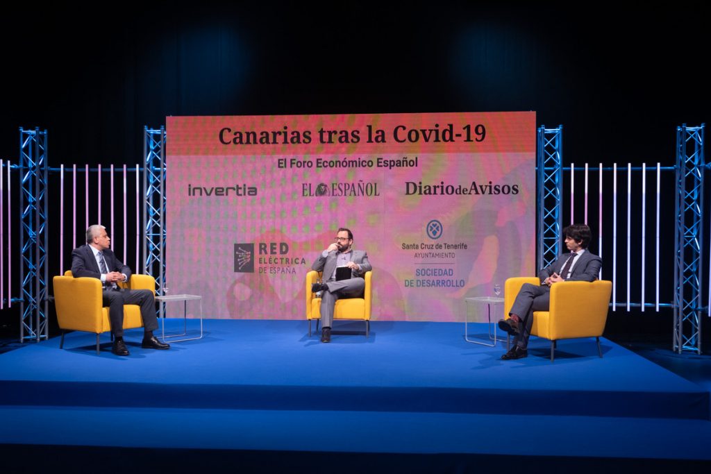 El periodista Eduardo Ortega con Fermín Delgado y Pablo Hernández en conversación sobre fiscalidad