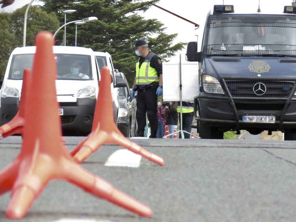 Un policía nacional, en un control en la frontera con Francia, en Irún, Euskadi. Javi Colmenero / Europa Press (Foto de ARCHIVO)
