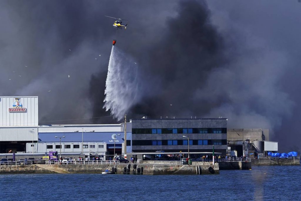 Declarado un incendio en las instalaciones de una empresa conservera en Boiro (A Coruña). | Álvaro Ballesteros / Europa Press
