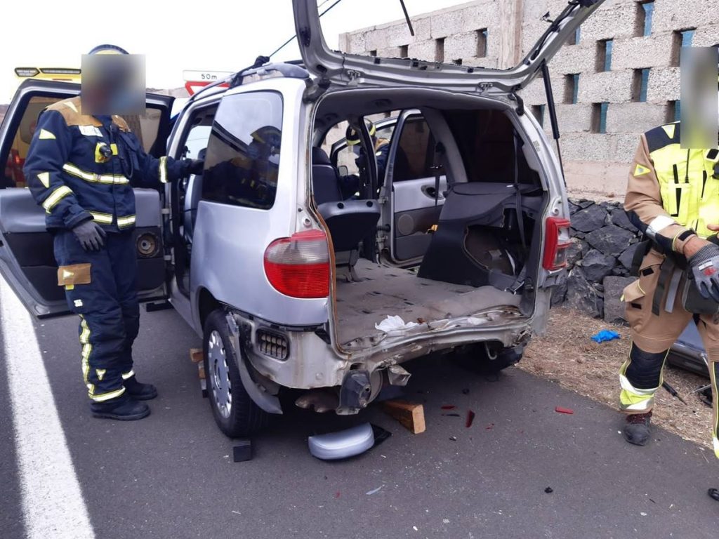 Bomberos junto a la furgoneta accidentada. | BOMBEROS DE TENERIFE