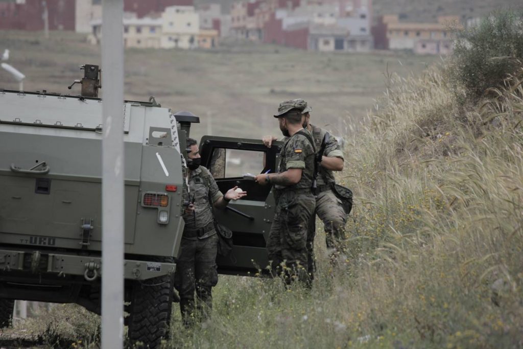 Un camión del Ejército español en las inmediaciones de la frontera de Melilla. Cristian Calvo / Europa Press