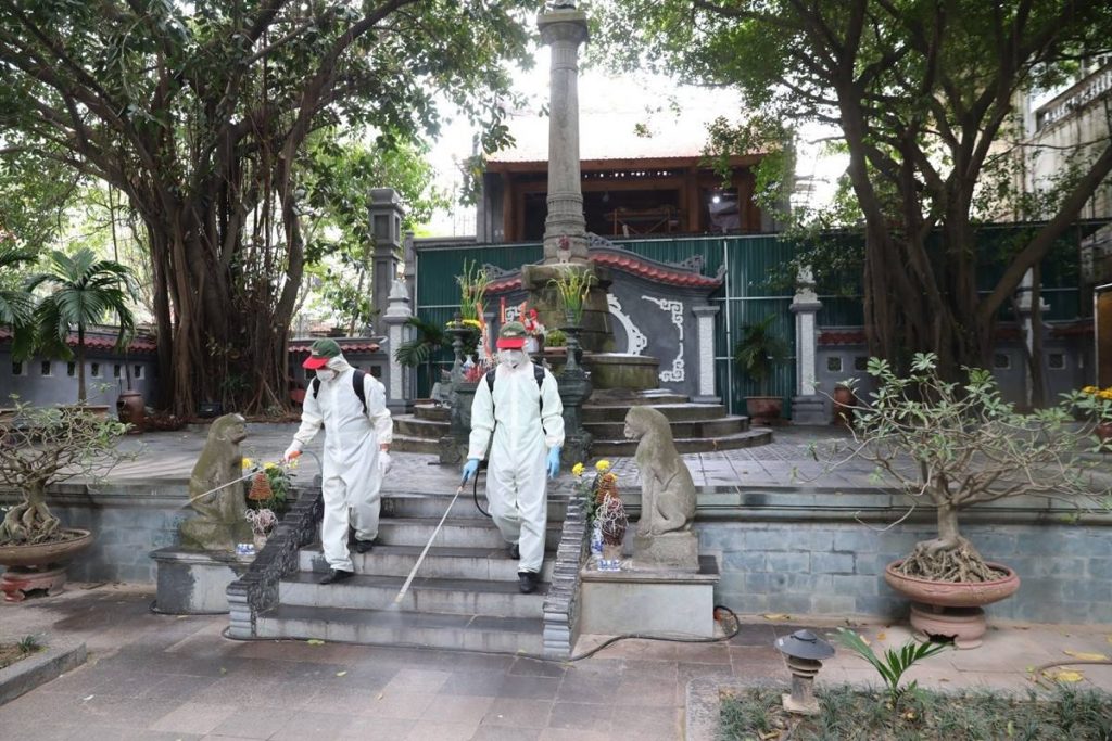 Equipo de desinfección en un parque de Hanoi, Vietnam. EP
