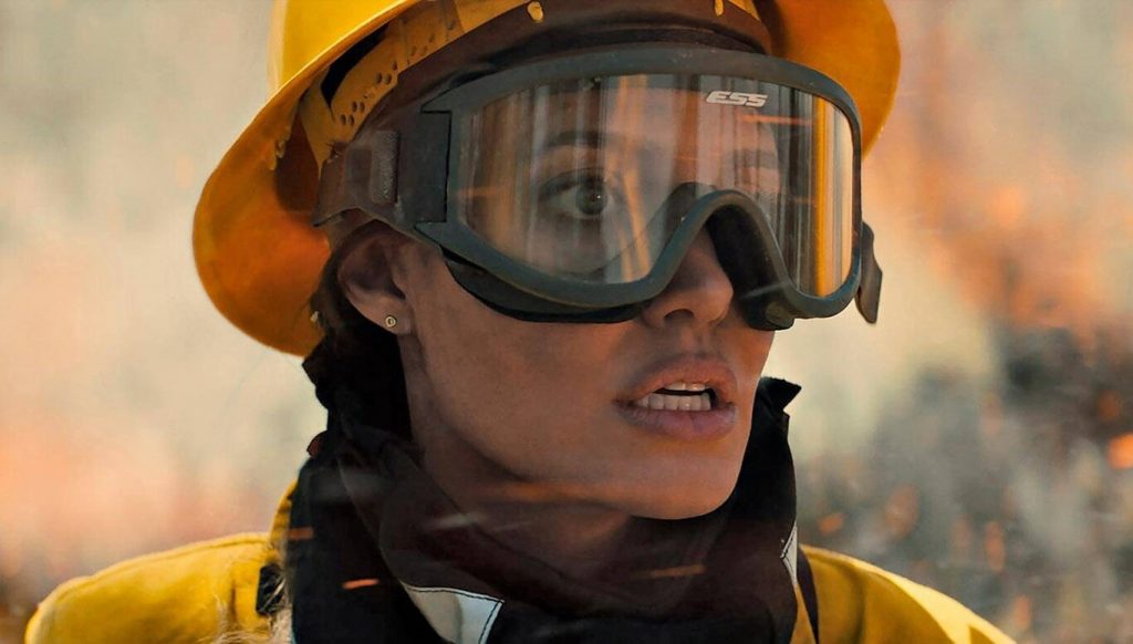 Angelina Jolie interpreta a una bombera en ‘Aquellos que desean mi muerte’.
