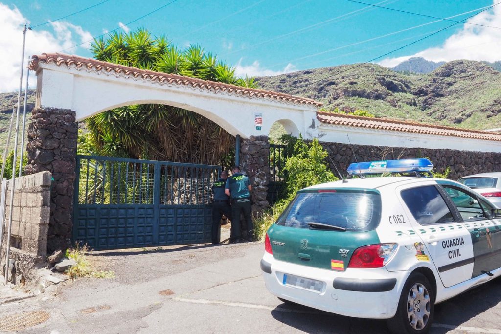 La Guardia Civil inspeccionó ayer la casa propiedad de Tomás A. Gimeno en Igueste de Candelaria, donde las dos niñas estuvieron con su padre el día de su desaparición. Foto: Sergio Méndez.
