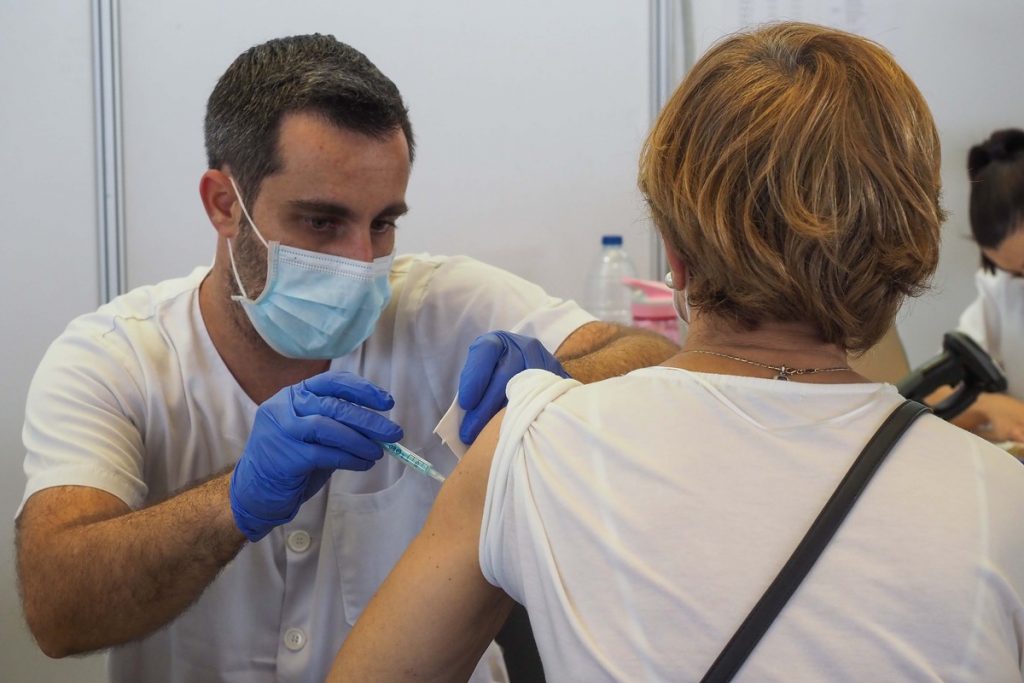 Hasta ayer se había logrado la inmunización de 326.023 personas que ya han recibido en Canarias la pauta de vacunación completa, lo que supone el 17,42 por ciento de la población diana. Sergio Méndez