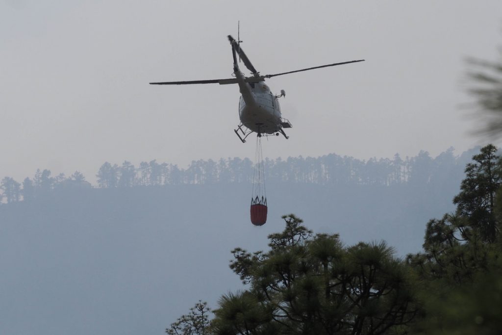 Helicóptero en las labores de extinción del incendio en Arico. Sergio Méndez