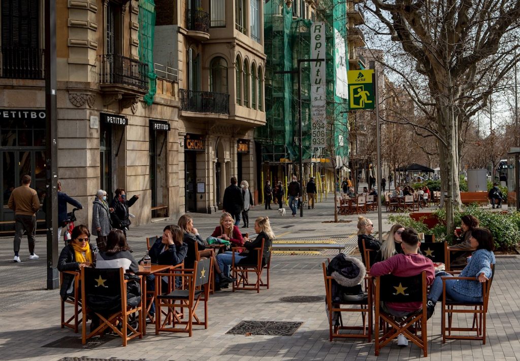 Aspecto de una terraza de un bar en el centro de Barcelona. EFE/Enric Fontcuberta/Archivo