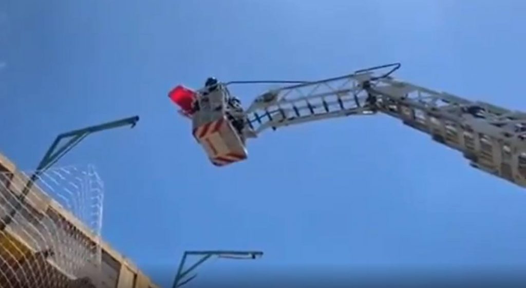 Evacuación del trabajador. Captura de vídeo de Bomberos de Tenerife (Twitter)