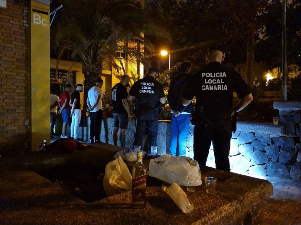 Imagen de un control policial durante la pandemia de un botellón realizado por jóvenes en el barrio de Los Gladiolos, en Santa Cruz de Tenerife. Policía Local de Santa Cruz