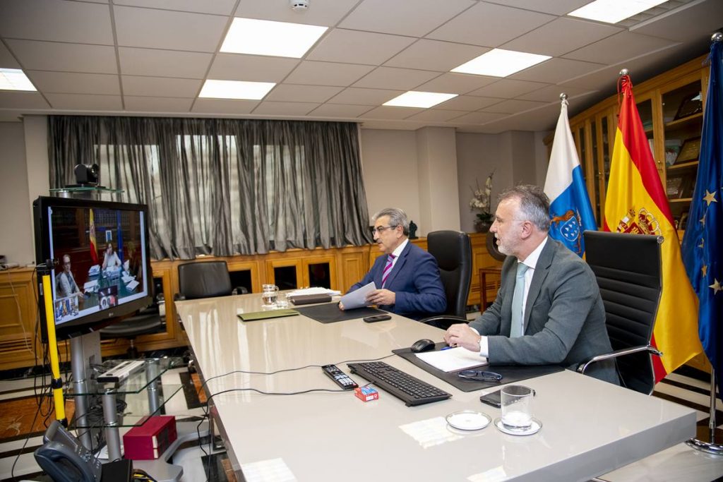 El presidente del Gobierno de Canarias, Ángel Víctor Torres, y el consejero de Hacienda, Román Rodríguez, en una reunión telemática con la ministra María Jesús Montero. DA