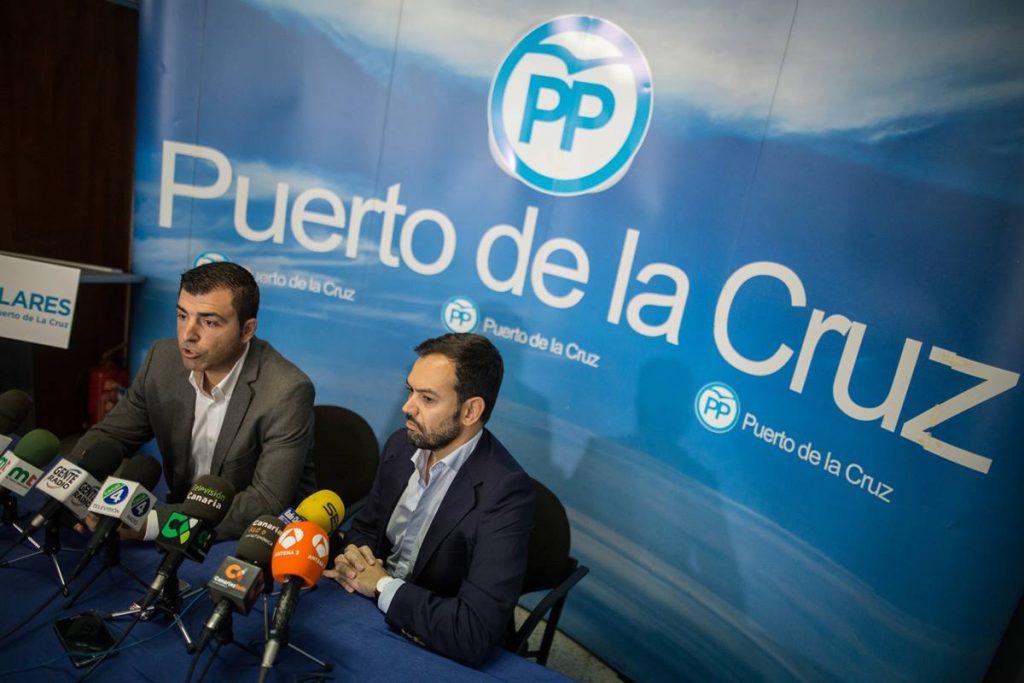 Lope Afonso y Manuel Domínguez durante una rueda de prensa conjunta en la sede del PP en el Puerto de la Cruz. Diario de Avisos