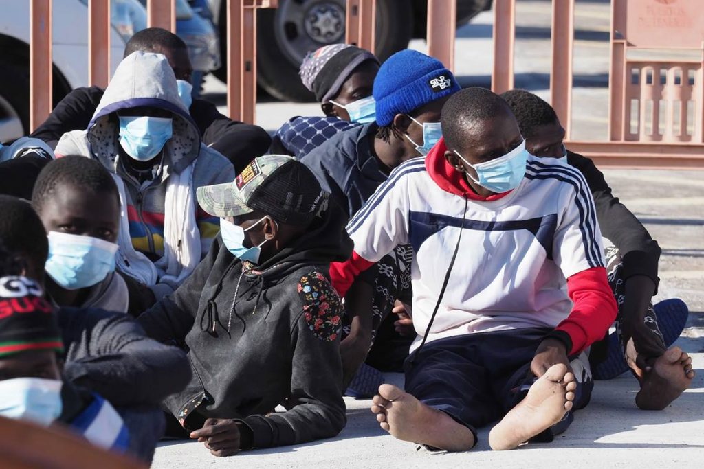 Jóvenes migrantes arribados en una embarcación irregular a la isla de Tenerife. Sergio Méndez