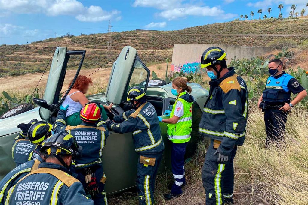 Heridas tres personas tras el vuelco de un vehículo en Santa Cruz de Tenerife