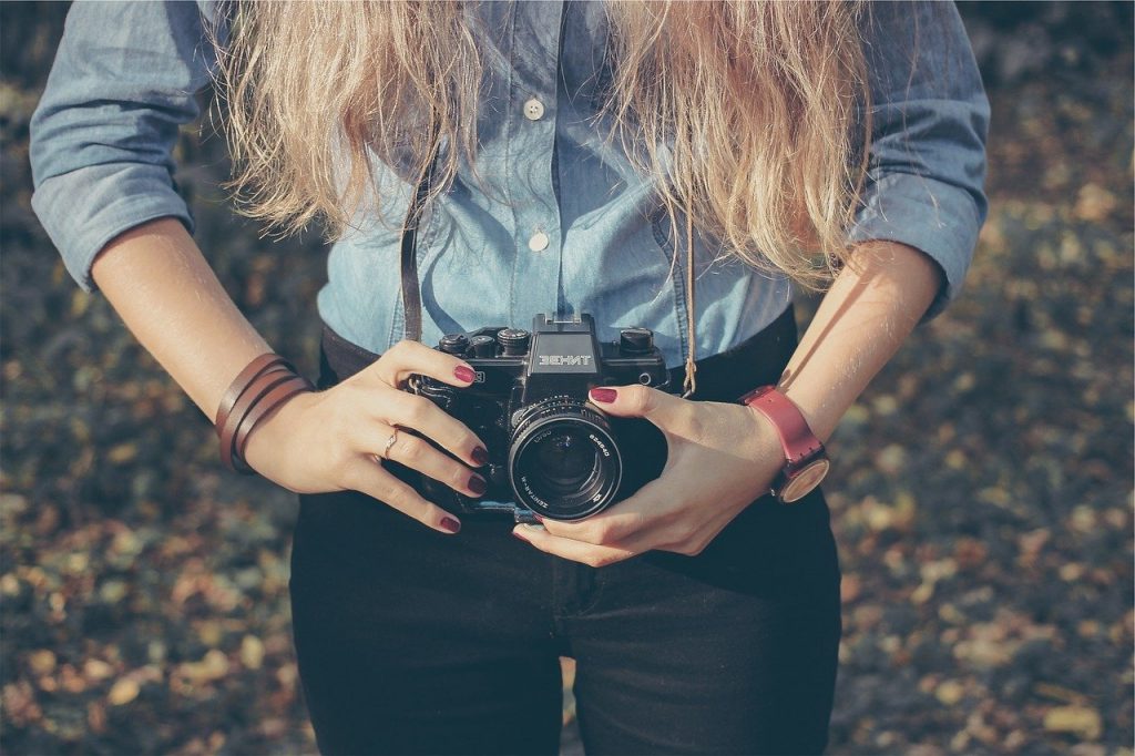 Imagen de recurso de una mujer con una cámara de fotos. Pixabay