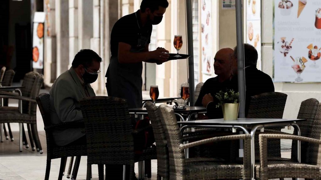 Un camarero sirve a una mesa en la Comunidad Valenciana. EFE