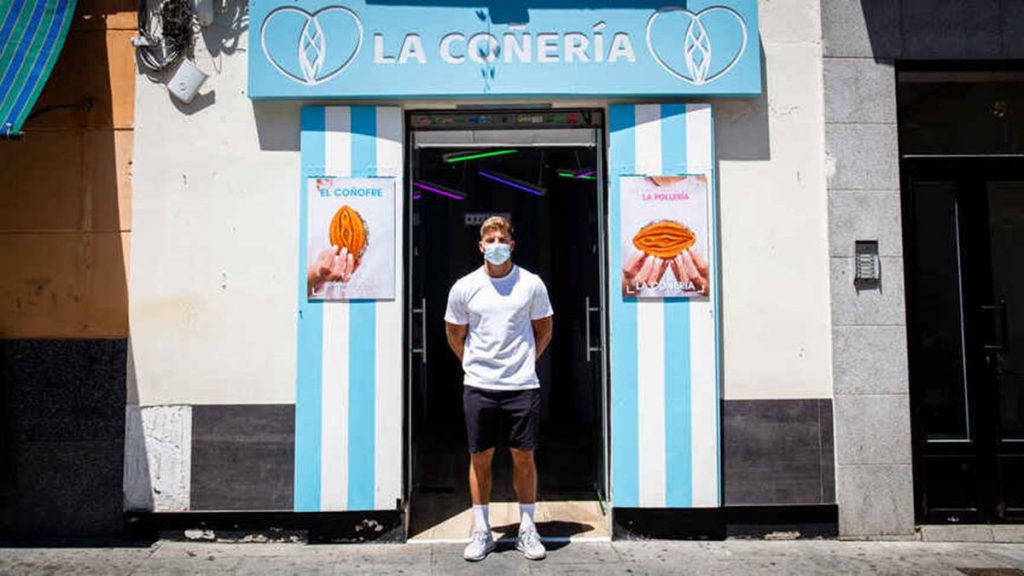 Pedro Buerbaum, el creador de 'La Pollería', posa a las puertas de 'La Coñería', también en Chueca, Madrid, donde se venden gofres con forma de vagina
