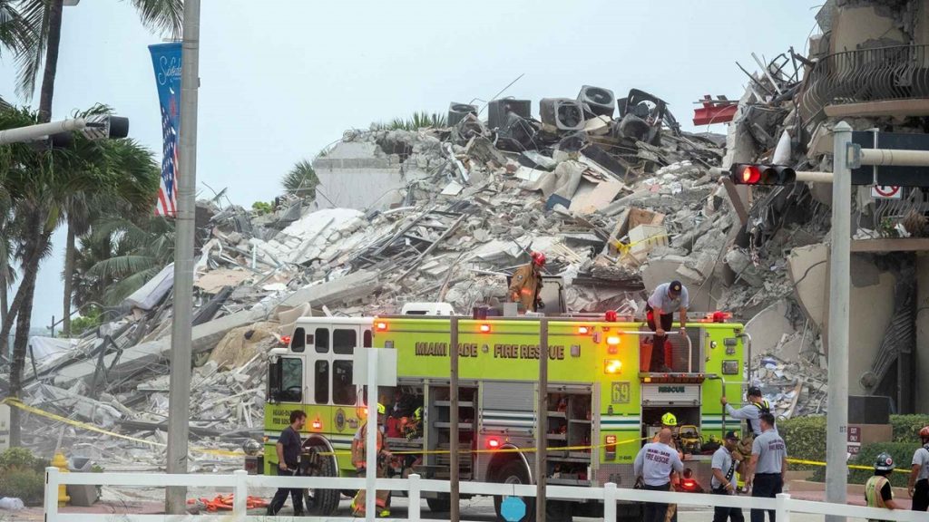 Los bomberos del condado de Miami-Dade buscan entre los escombros.