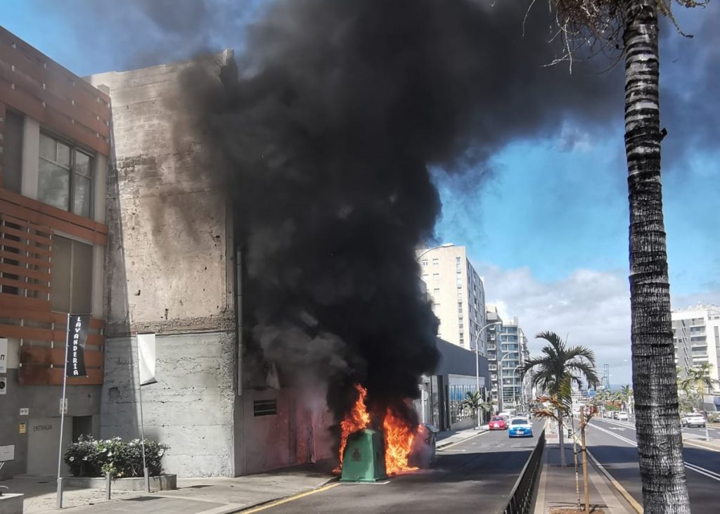 El incendio se ha producido en la calle Álvaro Rodríguez López, en la zona de la Avenida Tres de Mayo de la capital tinerfeña. DA