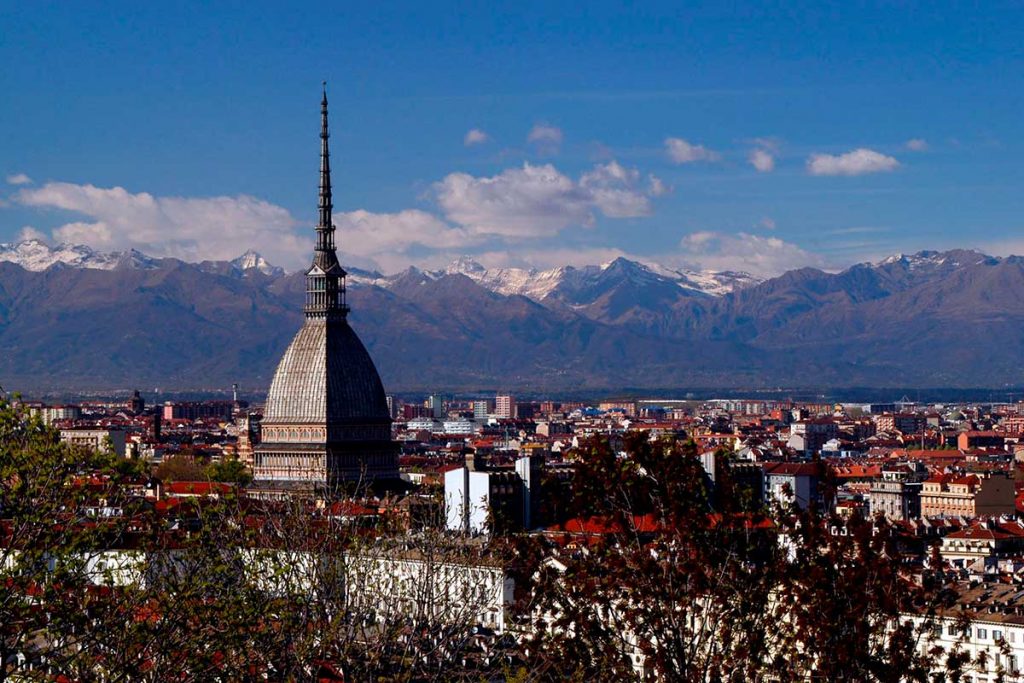 Vista del edificio de la Mole Antonelliana, símbolo de la ciudad, y los Alpes al fondo. Mirko Usseglio Nanot. Archivo Turismo Torino y Provincia