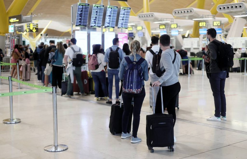 Viajeros en la Terminal 4 del aeropuerto de Madrid-Barajas Adolfo Suárez.