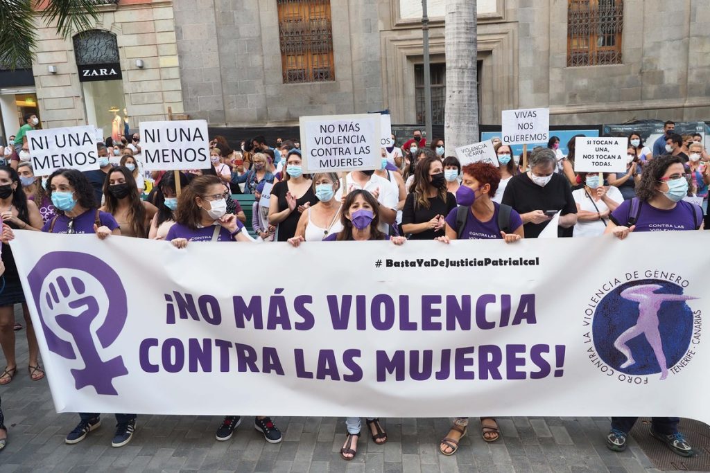 Manifestación contra la violencia machista en Santa Cruz de Tenerife SERGIO MÉNDEZ