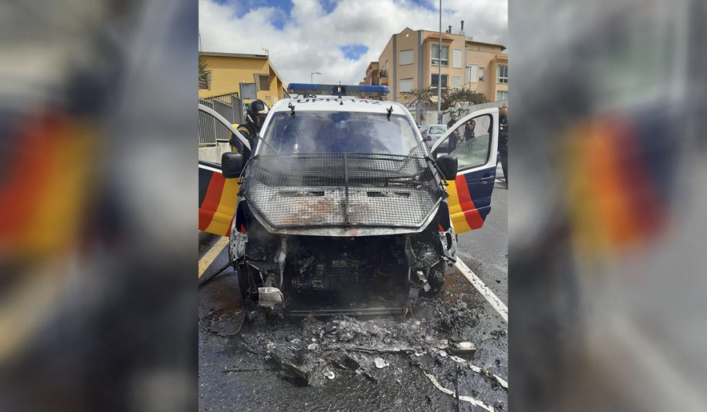 Se quema un coche de la Policía Nacional en La Laguna