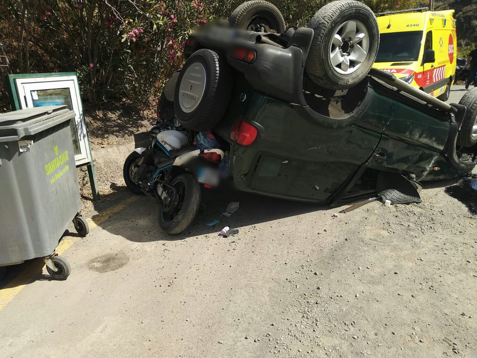 Vuelca un vehículo y cae sobre una moto en Santa Cruz