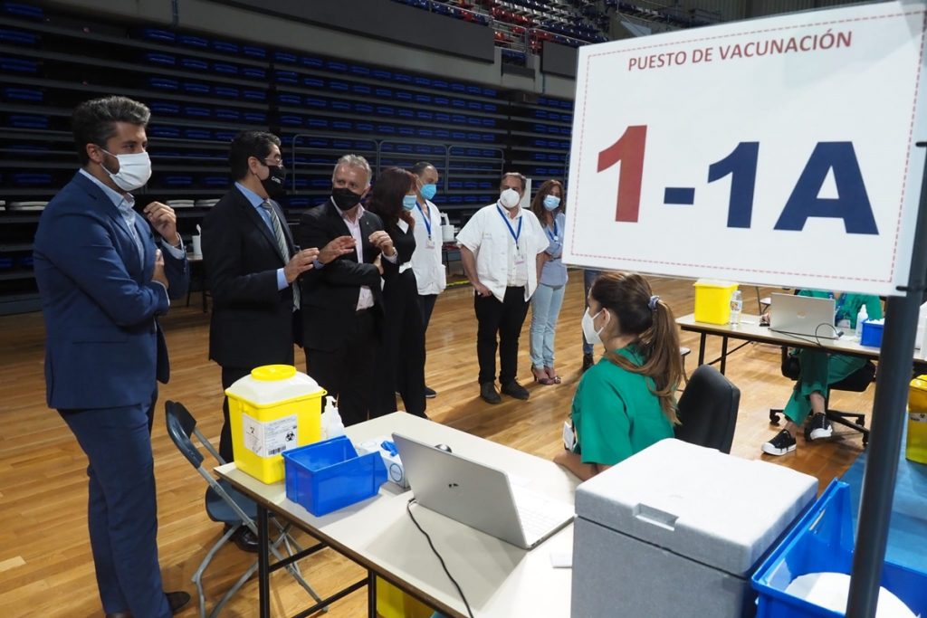 Sanidad inicia la actividad en el punto de vacunación masiva del Pabellón Santiago Martín. Sergio Méndez