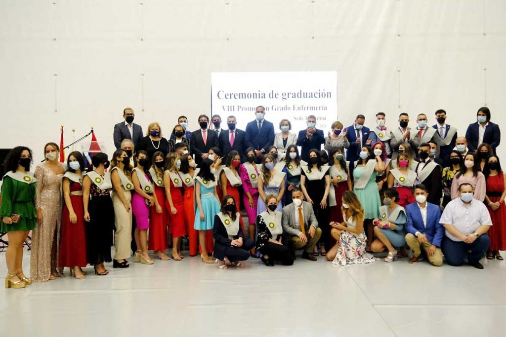 El Cabildo distinguió a los 32 estudiantes que se graduaron en Enfermería en la sede del Grado de la ULL en La Palma. DA