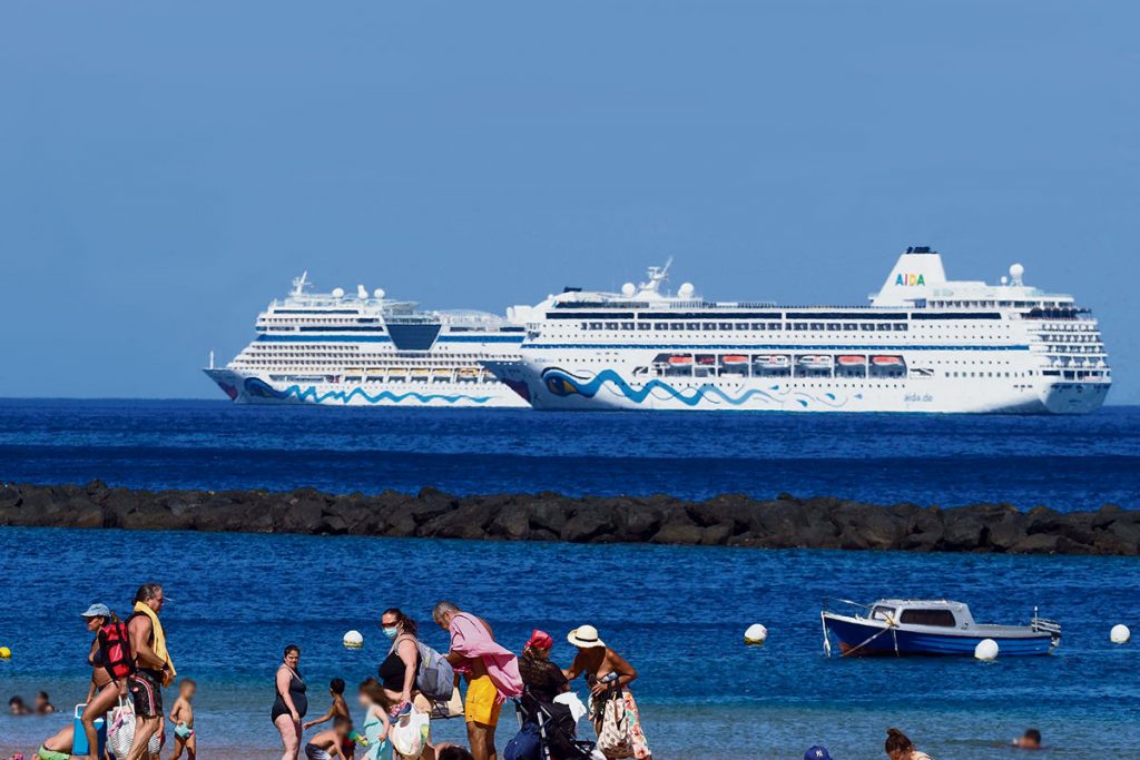Los cruceros, como se aprecia en la foto captada ayer en Las Teresitas, regresan de nuevo a Canarias, lo que es una buena noticia para la reactivación turística de las Islas