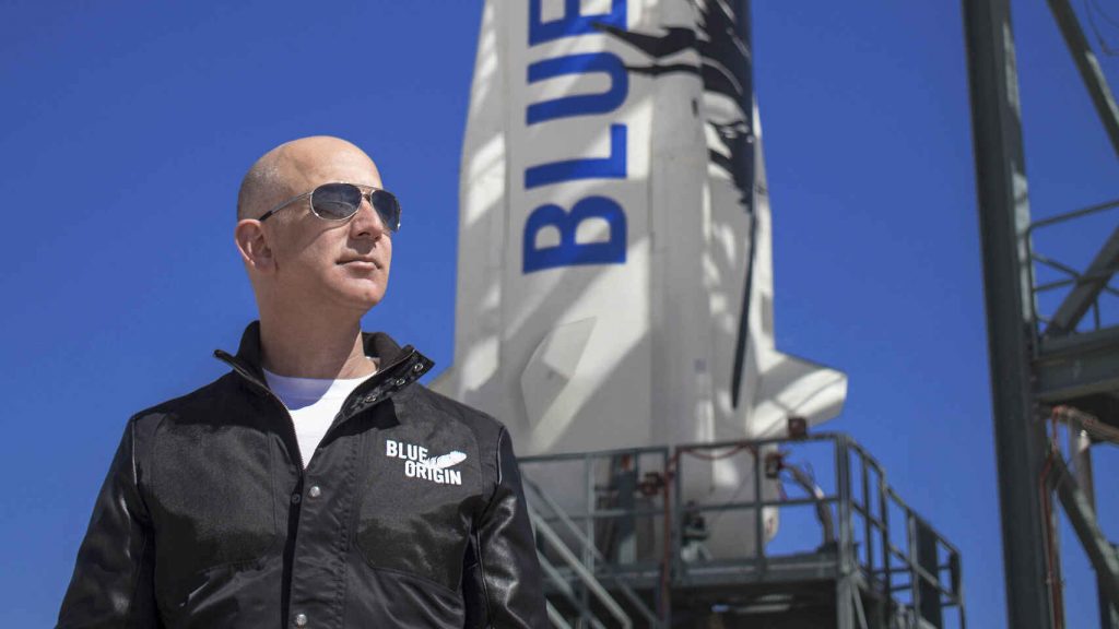 Jeff Bezos, delante de un cohete de Blue Origin Blue Origin Omicrono