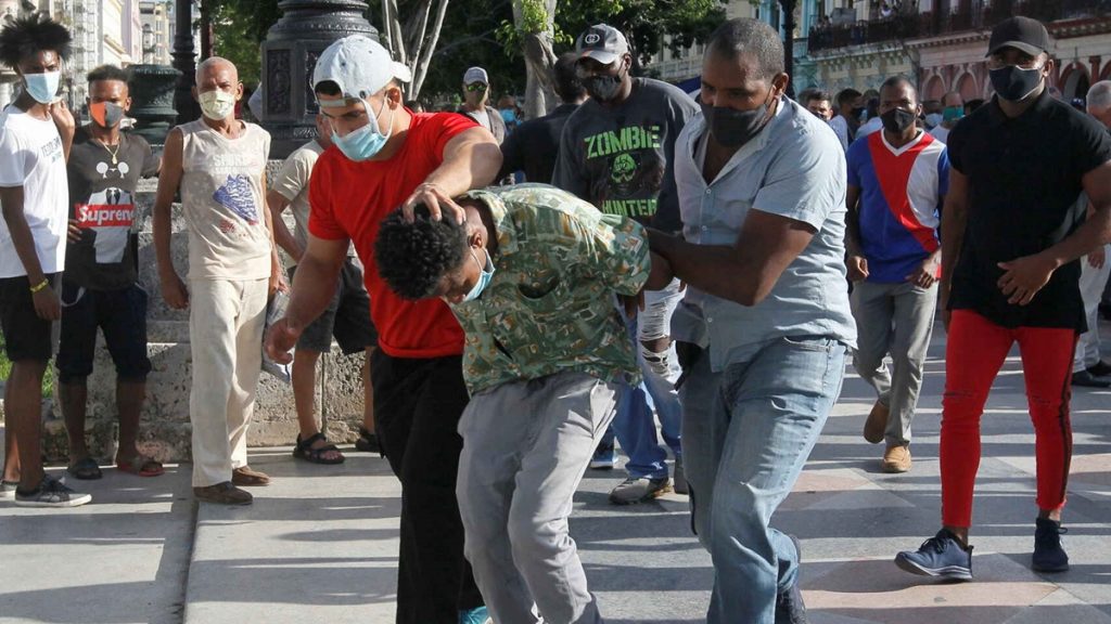 Policías de paisano detienen a una persona durante las manifestaciones del domingo en Cuba. Reuters