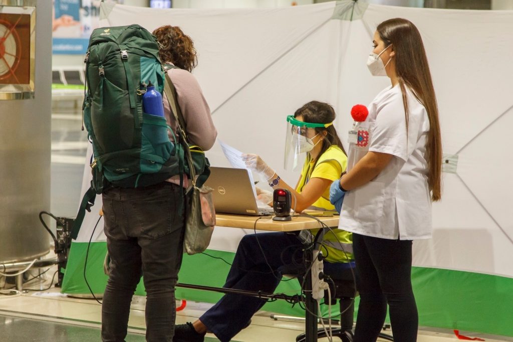 El personal del control COVID-19 revisando la acreditación de la prueba en un aeropuerto de Canarias. DA