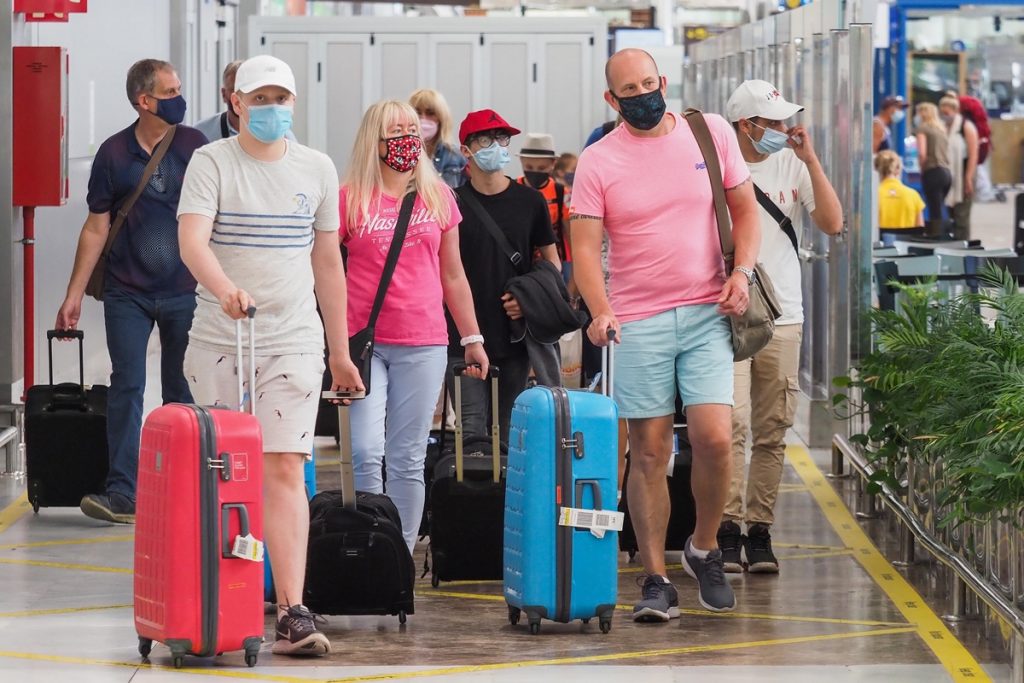 El “día de la libertad” trajo al Archipiélago a los primeros turistas británicos de la pandemia. En la imagen, un grupo, ayer, en la terminal del aeropuerto Tenerife Sur. Sergio Méndez
