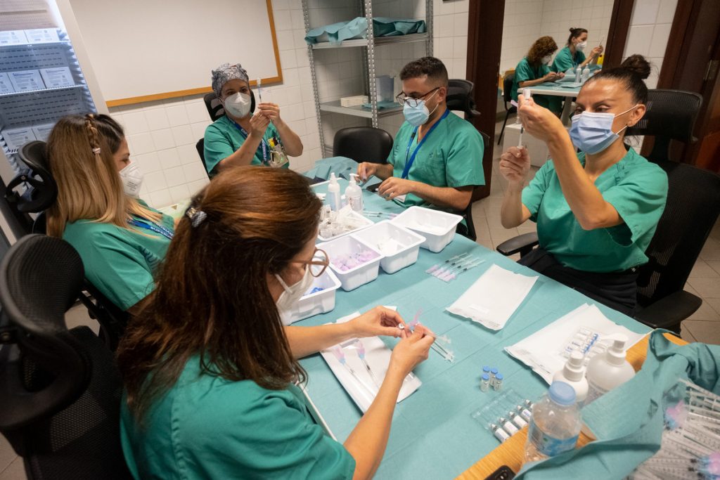 Enfermeras del SCS durante la jornada de vacunación 24 horas en el Santiago Martín. FRAN PALLERO