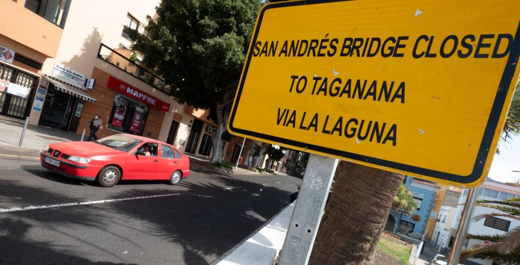 El polémico cartel está ubicado en la vía de San Andrés que permite llegar a Anaga. FRAN PALLERO
