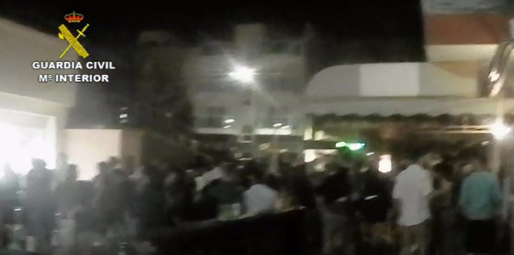 La Guardia Civil disuelve varias aglomeraciones nocturnas con cientos de personas en Fuerteventura. DA