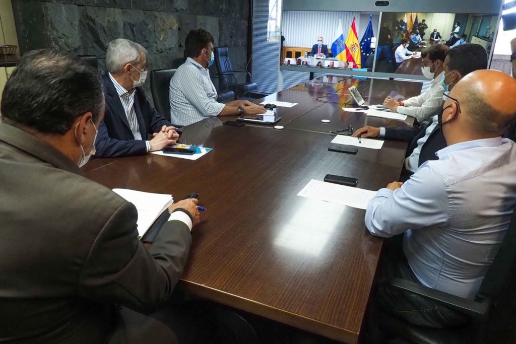 Blas Trujillo junto a los responsables del sector en Tenerife, Abbas Moujir, Carlos Quintero, Ramón Fariña, durante la reunión. Sergio Méndez