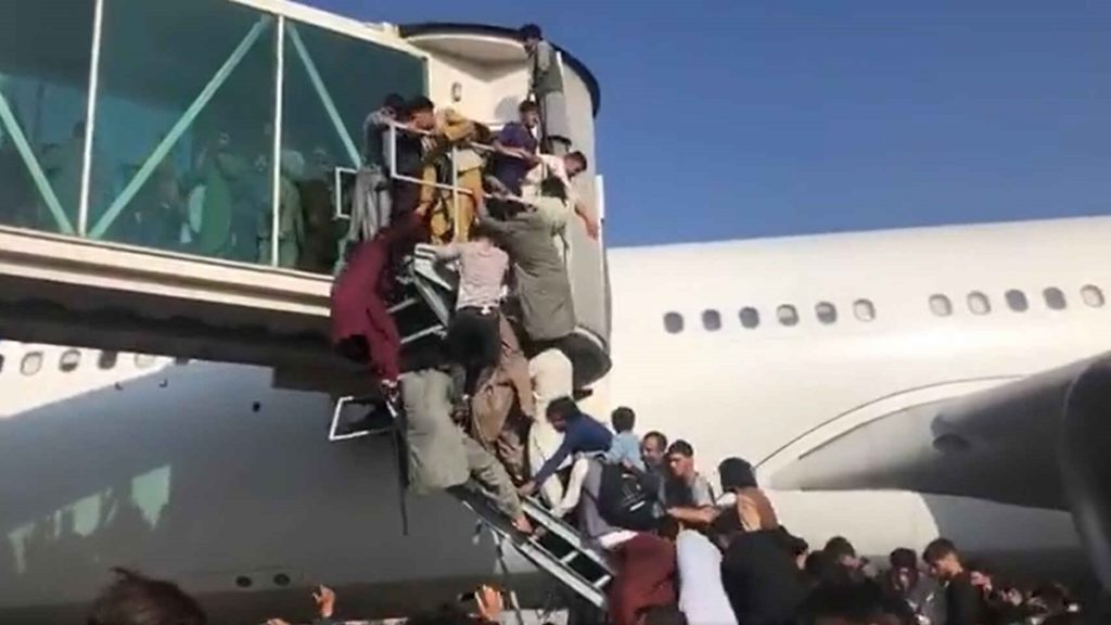 Imágenes del aeropuerto de Kabul. Miles de afganos tratan de huir del país