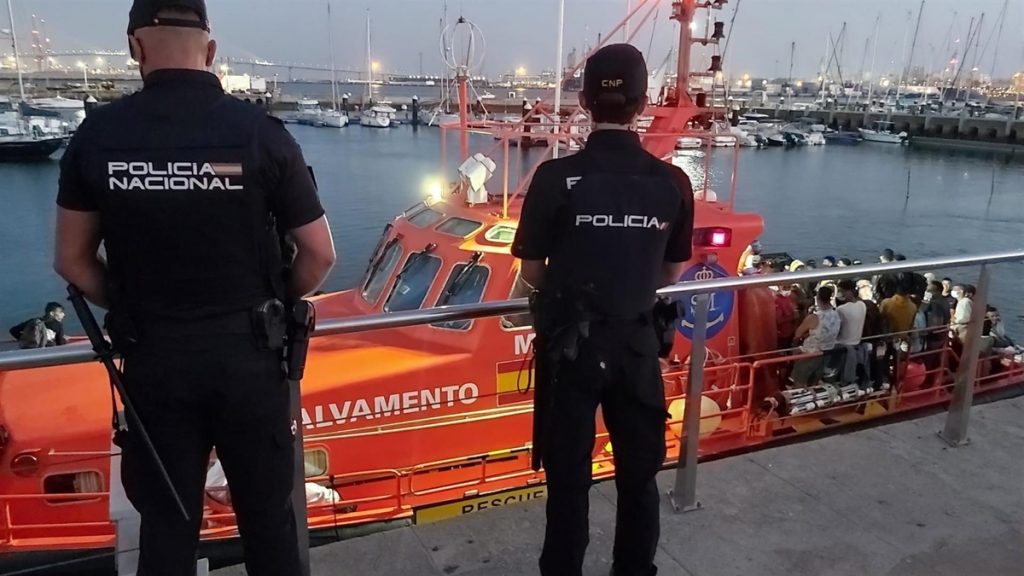 Cuatro fallecidos, entre ellos una niña, y 27 supervivientes fueron rescatados por Salvamento Marítimo en una embarcación al suroeste de El Hierro, que había sido avistada por un pesquero marroquí