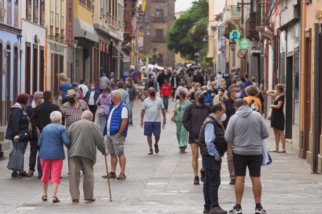 Canarias cierra la semana con 456 contagios y cinco fallecidos con COVID. / Sergio Méndez