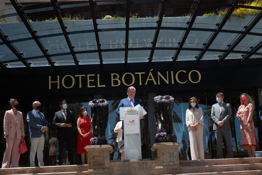 Autoridades de todas las administraciones canarias estuvieron presentes en el acto de reapertura del hotel Botánico, propiedad del grupo Loro Parque, que preside Wolfgang Kiessling. / Fran Pallero