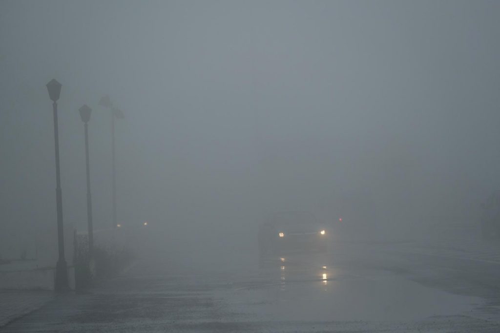 La densa capa de niebla provocaba una muy baja visibilidad este jueves también en Guamasa. FRAN PALLERO