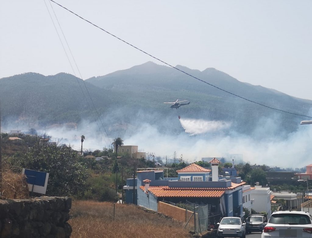 Una colilla tirada desde un coche provoca un incendio en La Palma