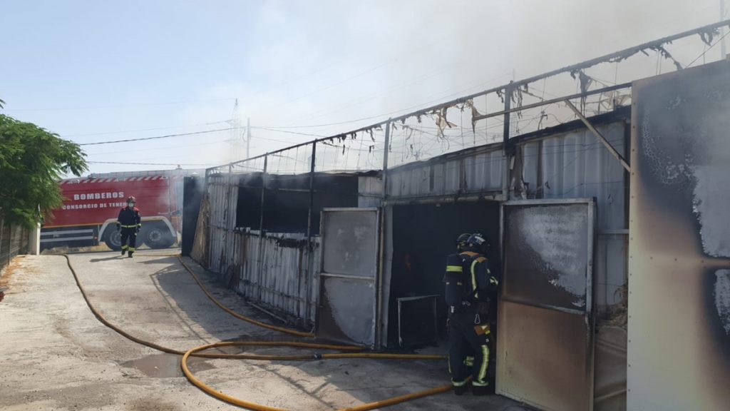 Intervienen en el incendio en un invernadero en Arafo