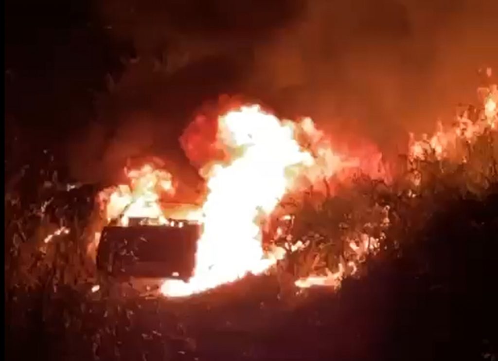 Un vehículo ardiendo provoca un conato en Los Loros. / DA