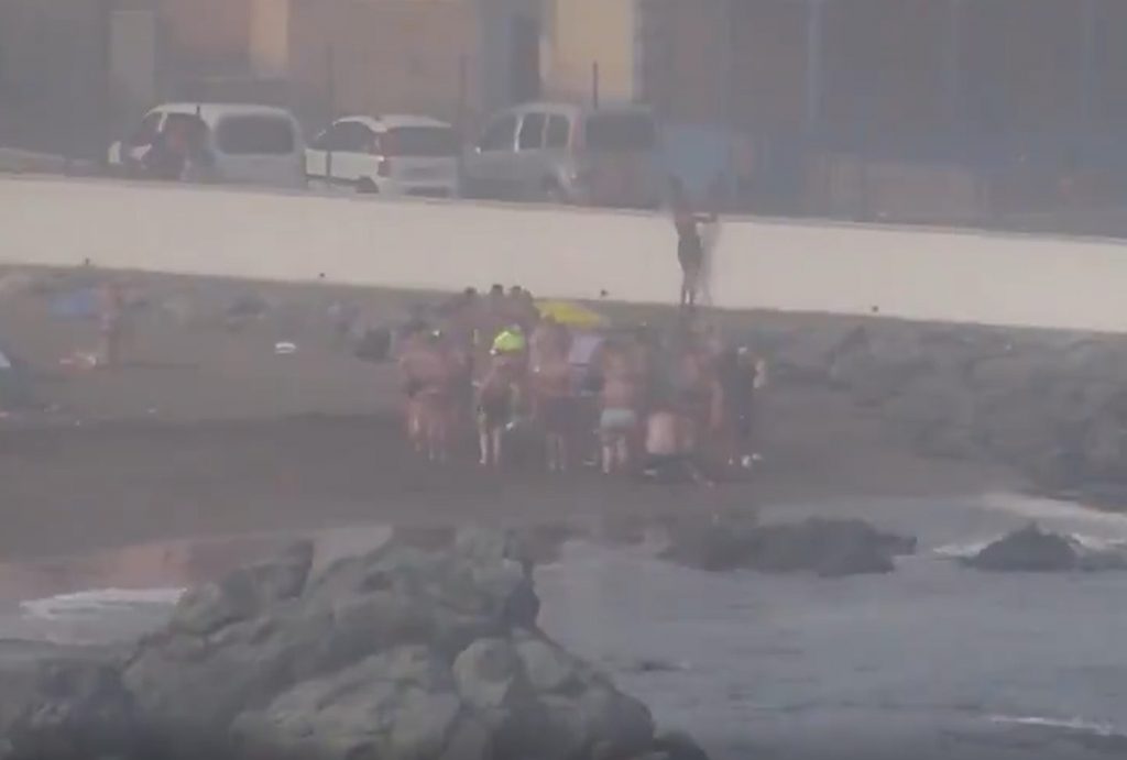 Herido grave tras saltar al mar desde un muro en la Puntilla. / Twitter Policía Local de Las Palmas de Gran Canaria