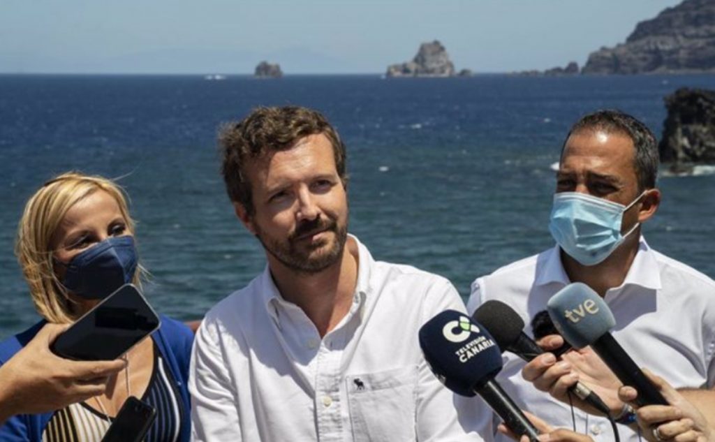 El presidente del Partido Popular, Pablo Casado, durante su visita a la isla de El Hierro. EP