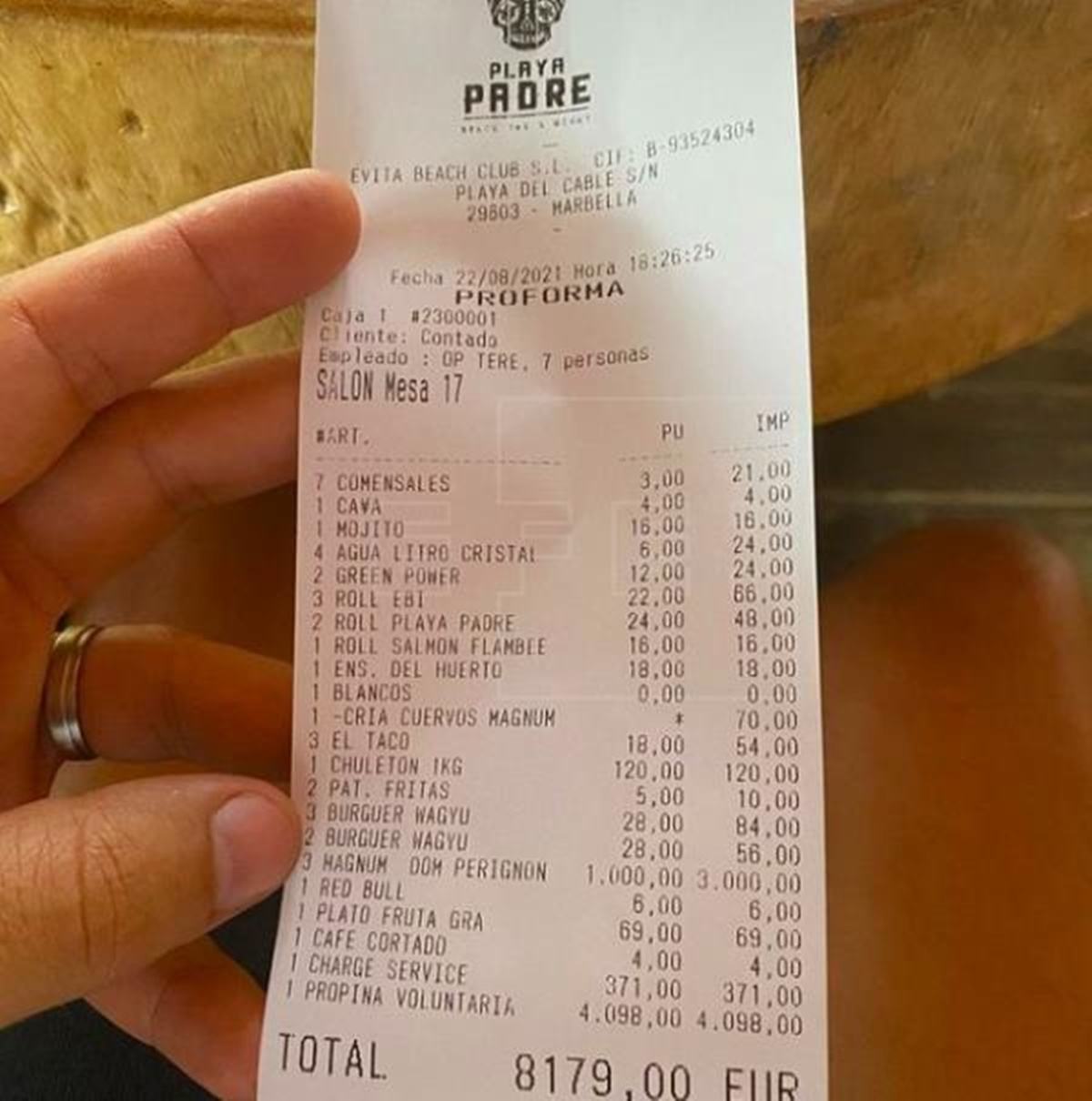 Factura que pagó un empresario catalán en un restaurante de Marbella incluida una propina de más de 4.000 euros para los camareros del establecimiento. .EFE/ Raúl Castañeda